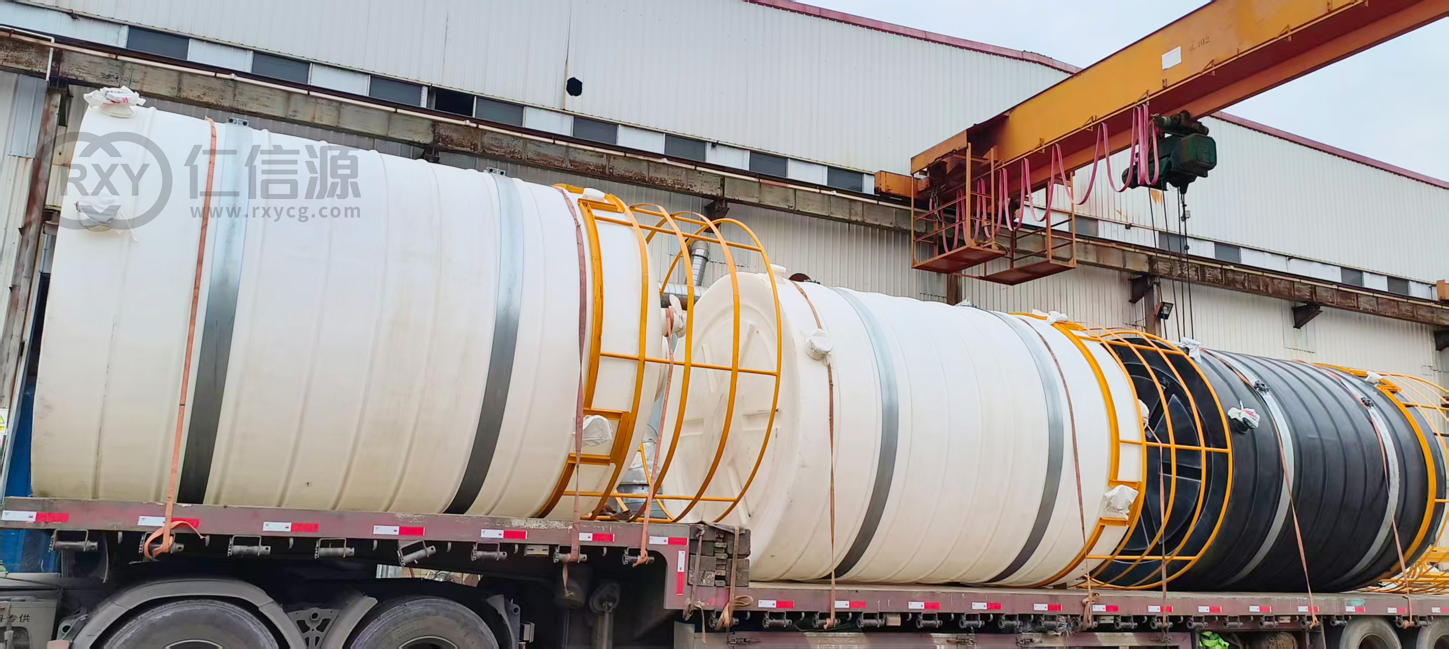 6台20立方全塑储罐已发往深圳客户。 